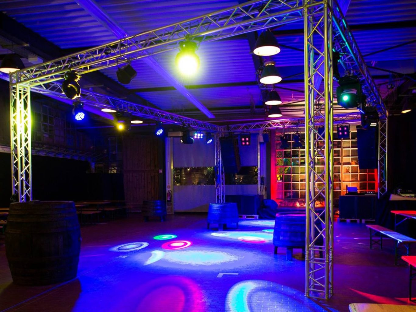 High-End Veranstaltungstechnik – Licht & Ton Professionelle Licht- und Tontechnik mit stimmungsvoller Ambientebeleuchtung in einer Event-Location