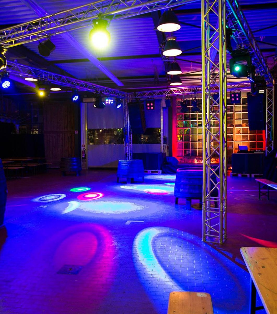 Professionelle Technik und Dekoration von DMF Event-Momente im Rems-Murr-Kreis in Baden Württemberg DMF Event-Momente präsentiert: DJ DMF :Innenaufnahme eines Veranstaltungsortes mit stimmungsvoller Ambientbeleuchtung und Dekoration